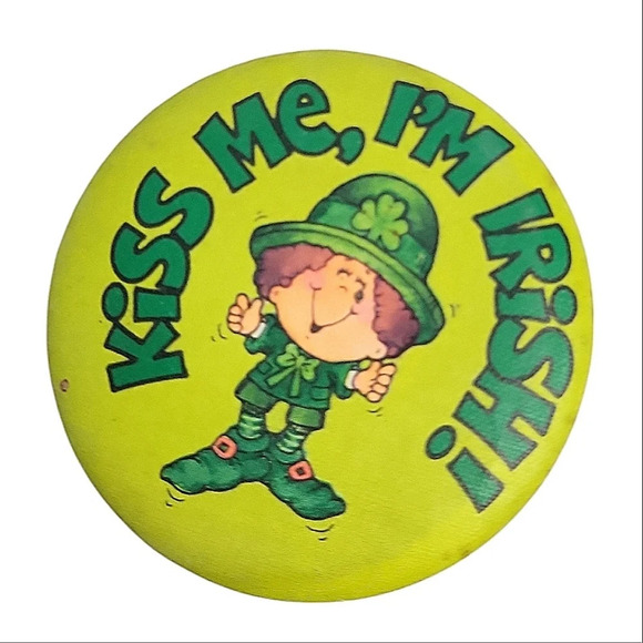Vintage Kiss Me I’m Irish Leprechaun  Pinback Button Pin Hallmark 1981 - Picture 1 of 2